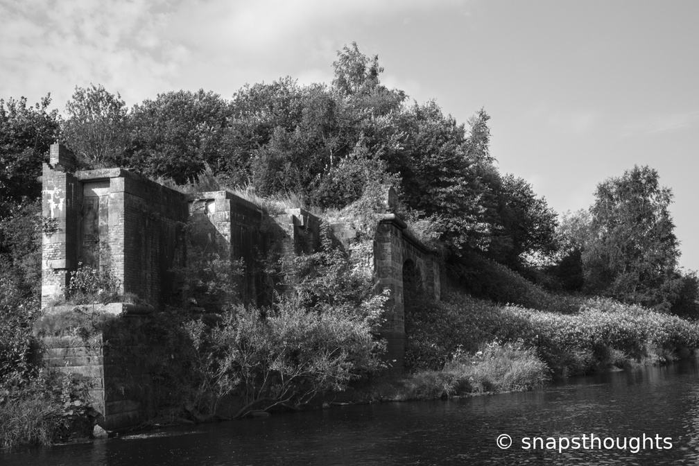 River Mersey &emdash; Dismantled railway bridge